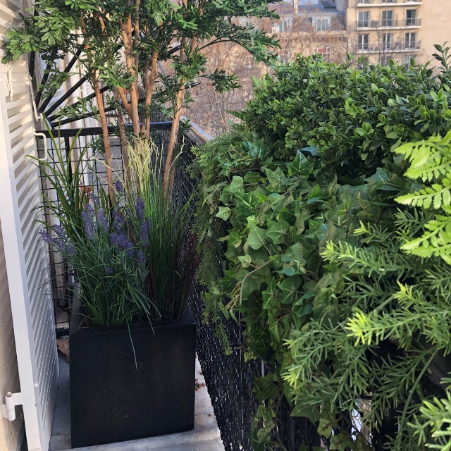 un-balcon-transforme-en-jardin-grace-a-des-plantes-artificielles