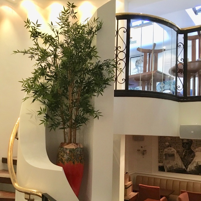 grand-bambou-artificiel-décoration-interieure-escalier-restaurant