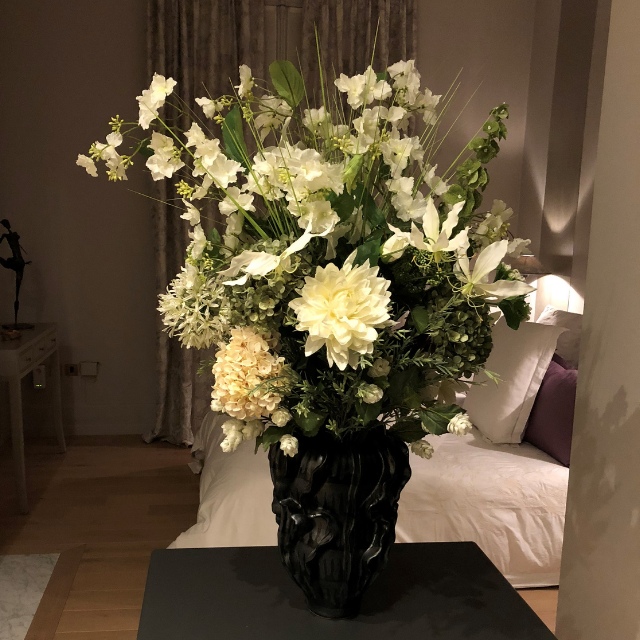 Vases-de-fleurs-artificielles-chambre-hotel