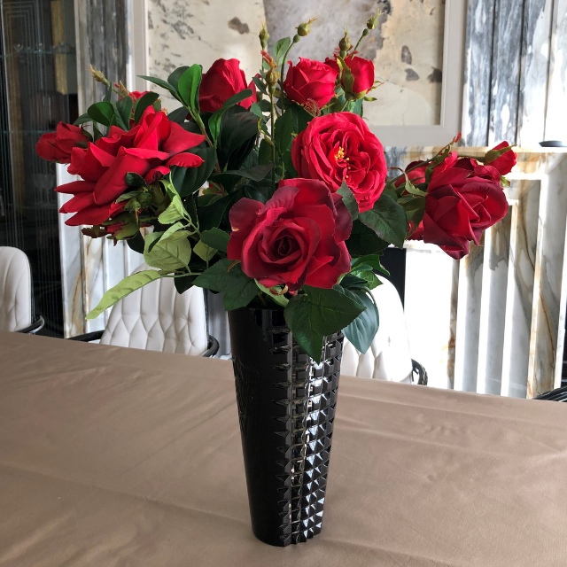 Bouquet-artificielles-fleurs-rouges-sur-table