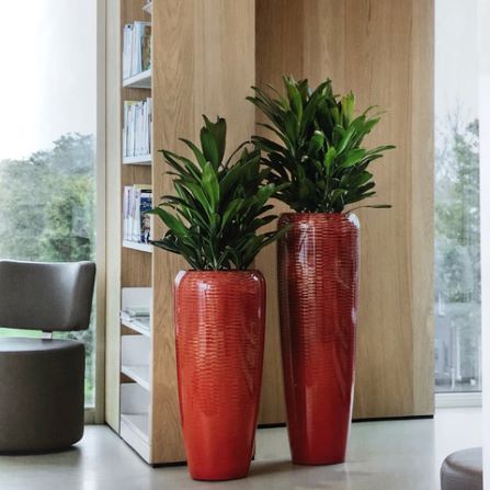 Vase-rouge-plantes- artificielles
