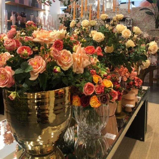 composition-florale-artificielle-roses-vase-pour-decoration-interieure